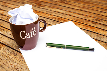 张空白的纸与笔和一杯咖啡