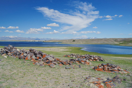 蒙古阿尔泰。Khurgan 湖位于中国边境附近的阿尔泰山脉脚下。海拔高度约2000米。自然和旅行。蒙古, 峇Olgii 省, 