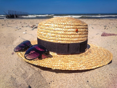 沙滩上的妇女海滩配件夏季度假概念