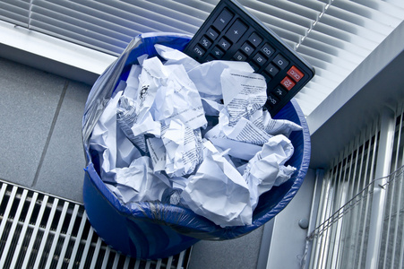 垃圾满溢与纸照片