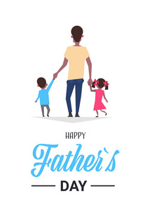快乐父亲日家庭假日非洲女儿和儿子握爸爸的手站回贺卡平