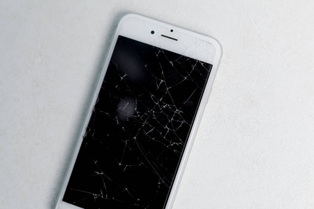 手机屏幕坏了, 散落的碎片。智能手机显示器损坏模拟。手机死机和刮伤。电话显示玻璃命中