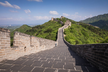 首都北京北部山区八达岭的中国万里长城全景图照片