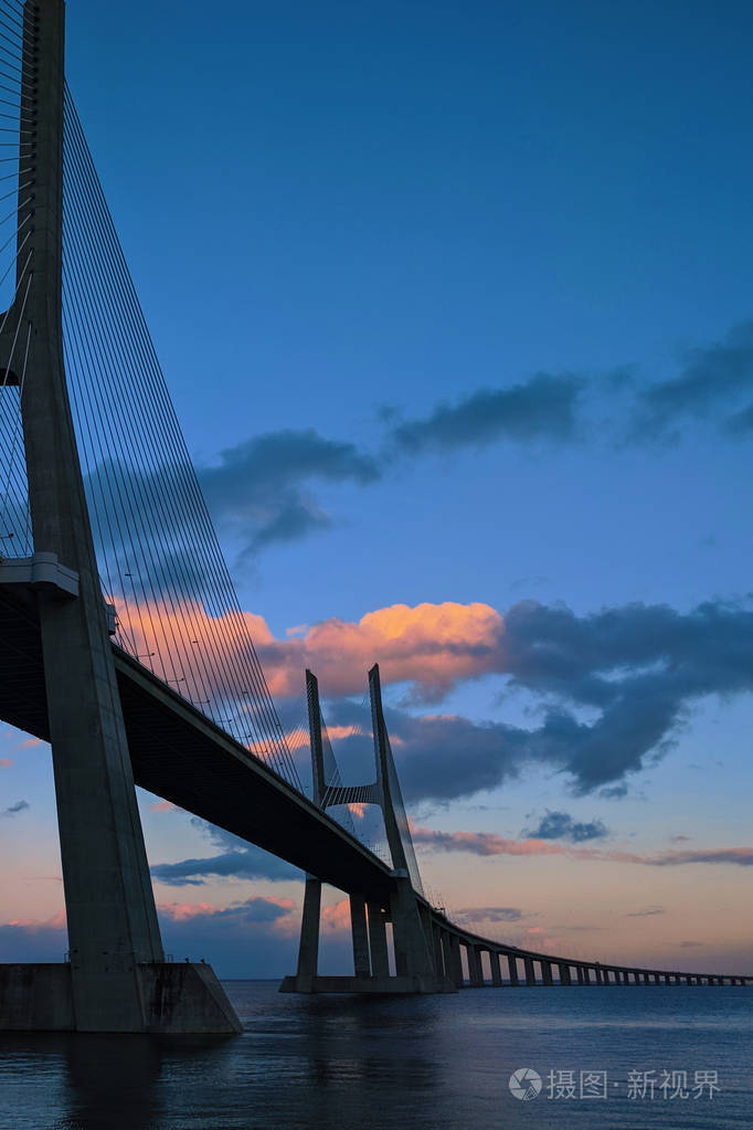 日落后的桥达伽玛