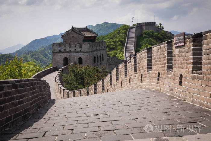 首都北京北部山区八达岭的中国万里长城全景图