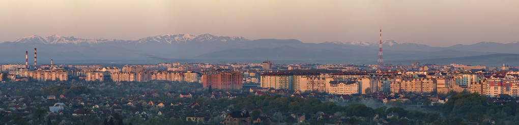 宽全景, Ivano 的鸟瞰图Frankivsk 城, 乌克兰。遥远的大兴安岭背景下高大建筑住宅区绿色街道的现代旅游城市场