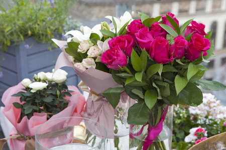 生日礼物花瓶中的粉红色玫瑰花束