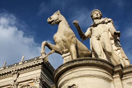 一匹马在罗马卡山蓖麻的雕像
