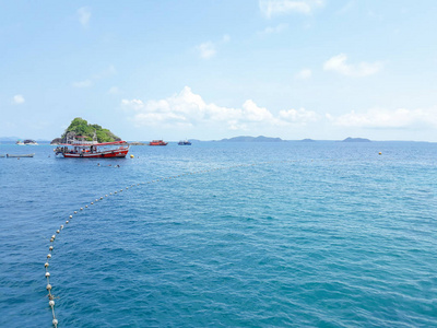 泰国的蓝海与海岛和天空