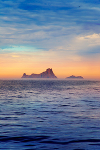 伊维萨岛日落在巴利阿里群岛视图从海中