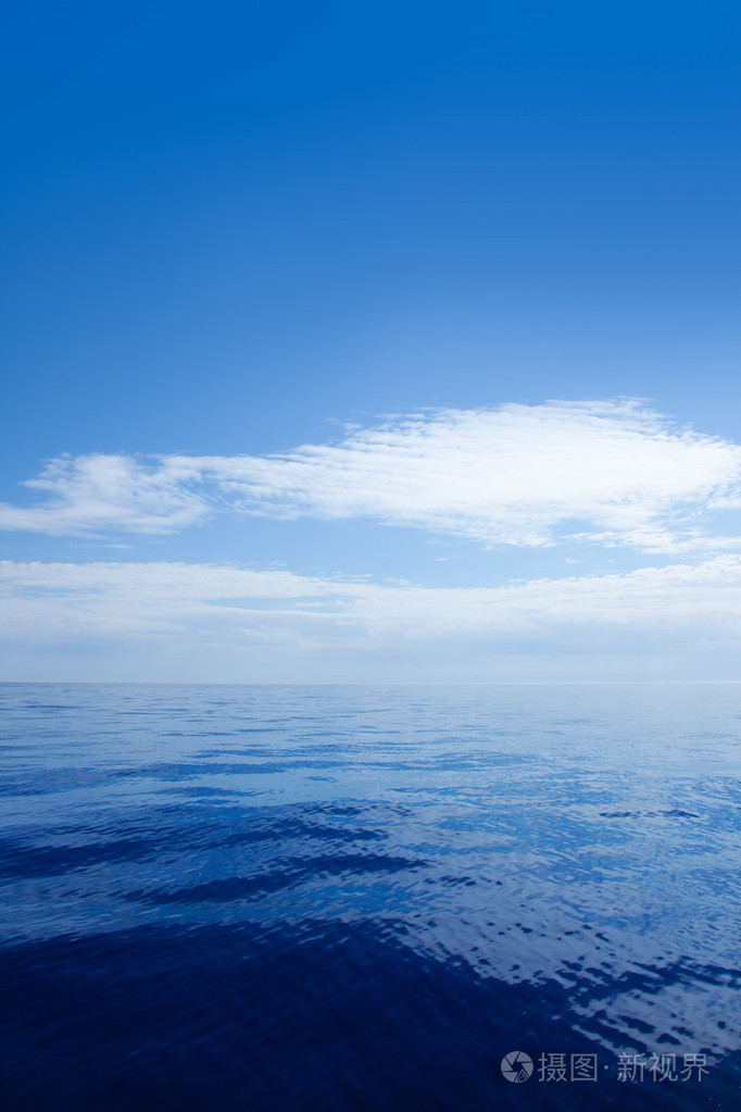 蓝色平静的海面水与云镜面