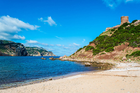 撒丁岛海岸和海滩的 Porticciolo阿尔盖罗在一个多云的早晨夏天