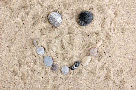 微笑石头在沙滩上