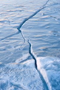 在冰中的裂缝