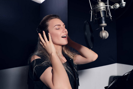 特写照片的欢快的年轻女子播放艺术家在当代录音室演唱和愉快的微笑