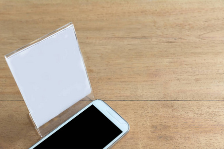 智能手机与白纸上的木桌背景。技术与沟通理念