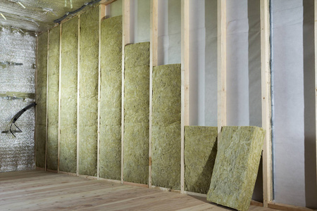 木框架为未来墙壁绝缘与岩石羊毛和玻璃纤维绝缘人员为冷的障碍。舒适温馨的家居经济建筑和装修理念