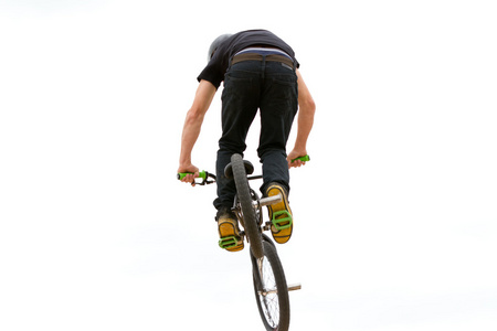 骑自行车的人做上一辆自行车特技