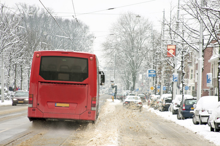 在荷兰的暴风雪中驾驶的扫雪