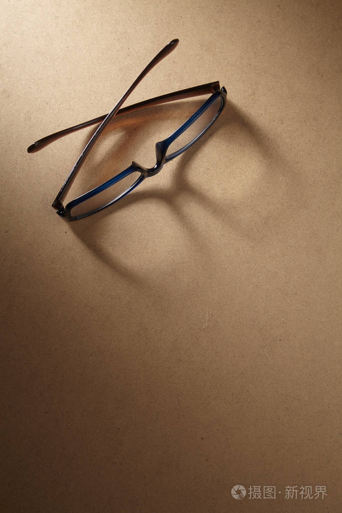 木制背景对眼镜