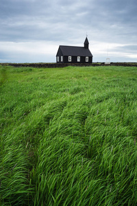 黑色木制教堂 Budakirkja。冰岛著名旅游胜地 Budhir 村附近