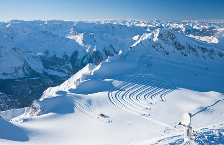 kitzsteinhorn 滑雪胜地卡普伦，奥地利阿尔卑斯山附近的斜坡