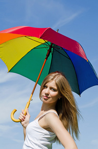 多色彩的一把伞的漂亮女孩