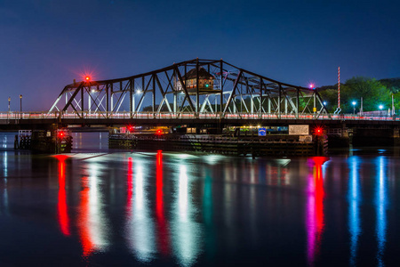 在康涅狄格州纽黑文的大大道大桥晚上