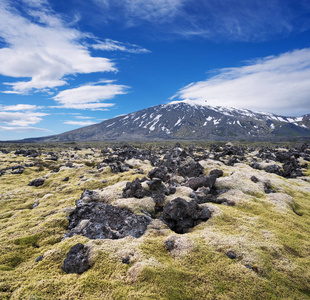 冰岛西部的 Snaefellsjokull 冰川覆盖的。风景与熔岩领域和山