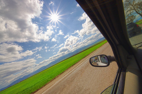 在假期开车, 带车窗的旅行照片和乡下的晴天