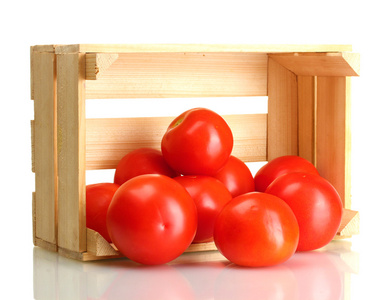 成熟红西红柿在木盒上白色隔离