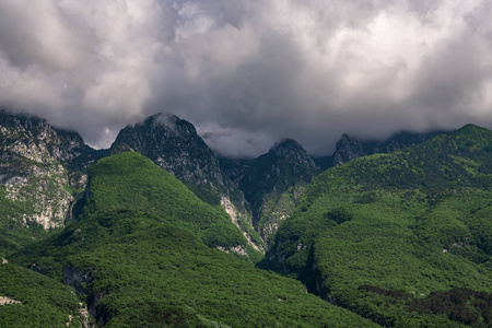 雨前山中的灰积云云