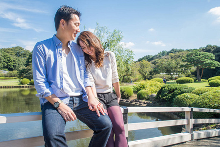 男人和少妇日本美丽的亚洲情侣在公园约会-日本男人和女人在户外玩得