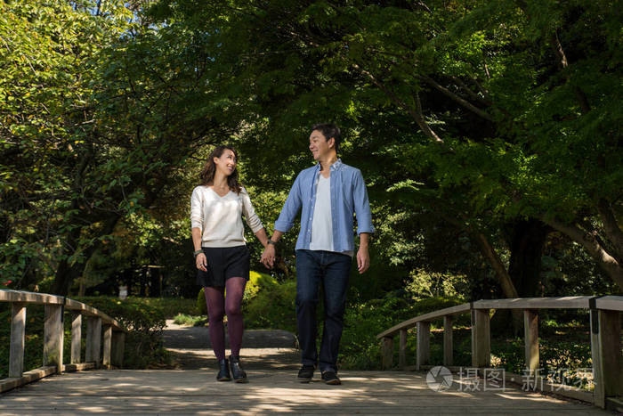 美丽的亚洲情侣在公园约会日本男人和女人在户外玩得开心