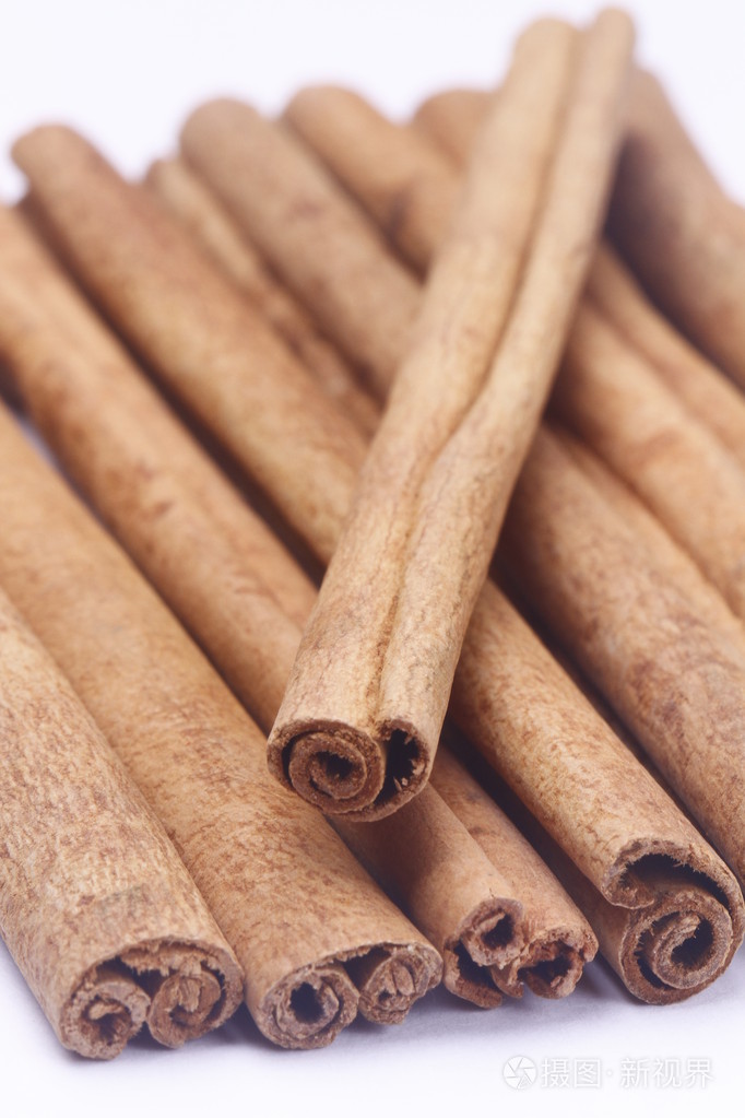在白色背景上的肉桂棒