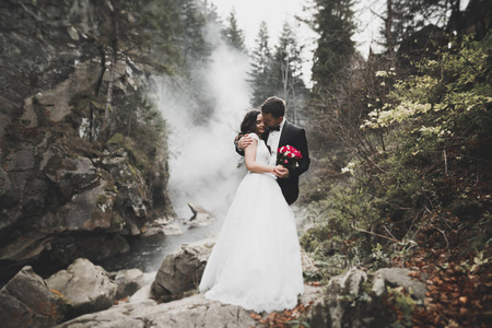 漂亮华丽的新娘讹称为新郎和乐趣，在深山的风景，文本，空间的奢华婚礼婚礼夫妇