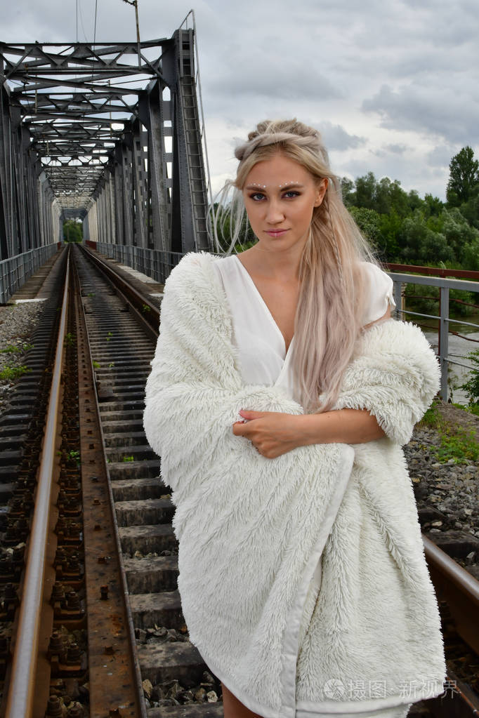 大自然中的金发女郎