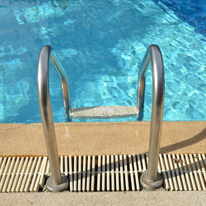 带楼梯的游泳池在泰国的酒店