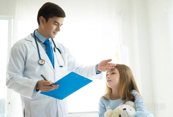 男性儿科医生检查可爱的小女孩检查病房医院的病人发烧