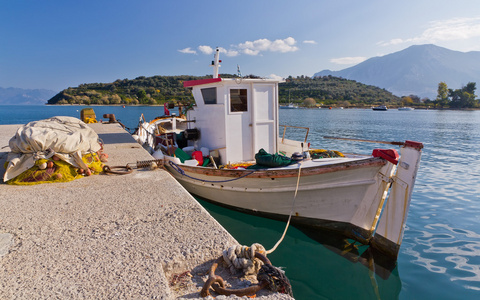 在 archaia 厄庇达洛斯港，希腊传统希腊钓鱼船