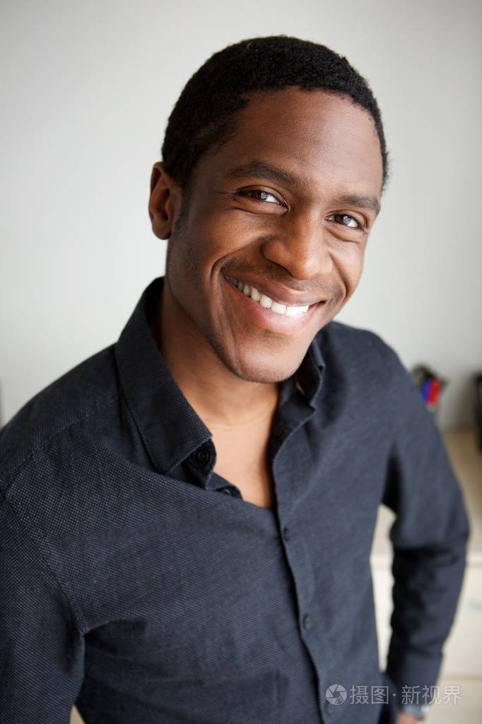 关闭英俊的非洲男人的肖像微笑