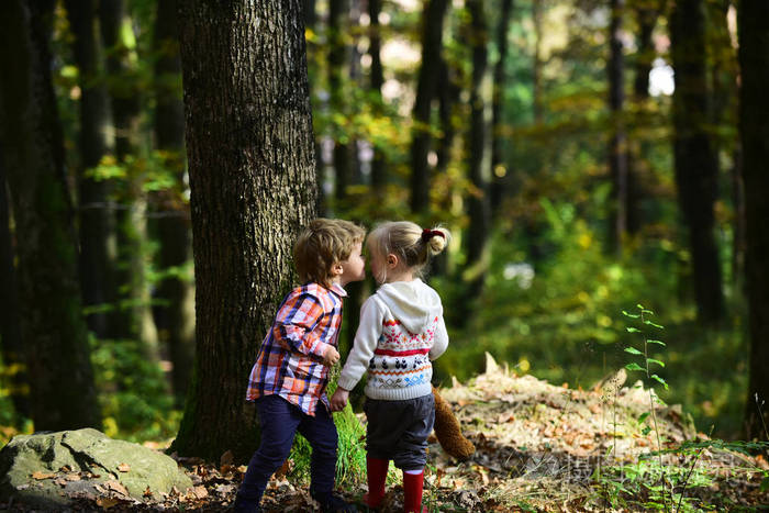 小男孩亲吻女孩的脸颊初吻
