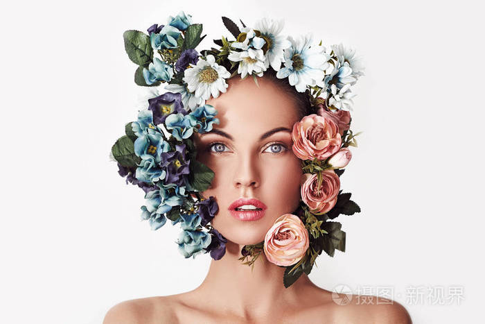 一个年轻美丽的女人的肖像在她的头上花.春季时尚照片.