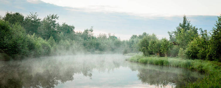 在湿地的湖面上有薄雾的日出图片
