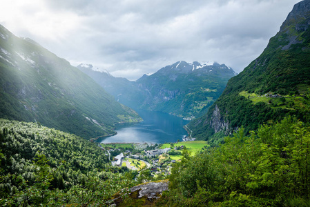 游览村庄 Geiranger 和 Geirangerfjord 峡湾的看法。挪威的热门旅游景点