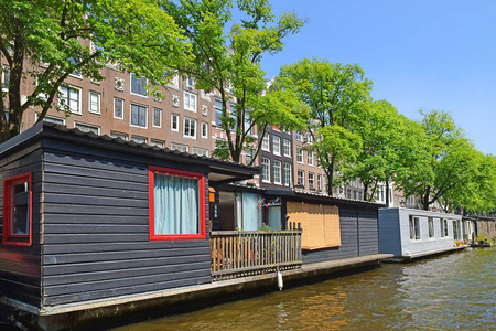 游览阿姆斯特丹风景如画的运河。典型游艇, 阿姆斯特丹, 荷兰