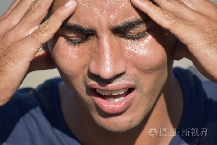 一个令人担忧的拉美裔男性