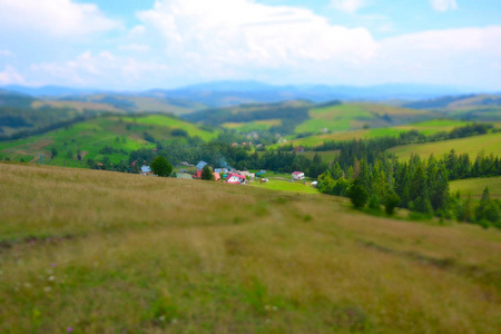 在喀尔巴阡山旅行。山