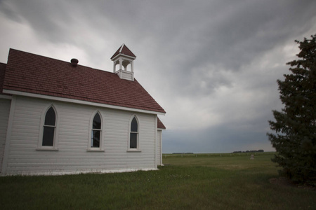 草原风暴云彩在萨斯喀彻温省加拿大农村设置
