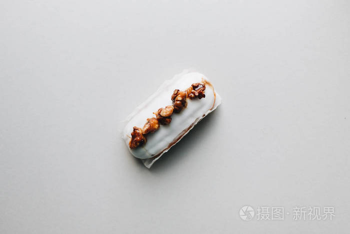 在灰色背景开胃美味的甜